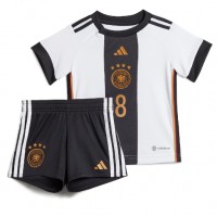 Camiseta Alemania Leon Goretzka #8 Primera Equipación Replica Mundial 2022 para niños mangas cortas (+ Pantalones cortos)